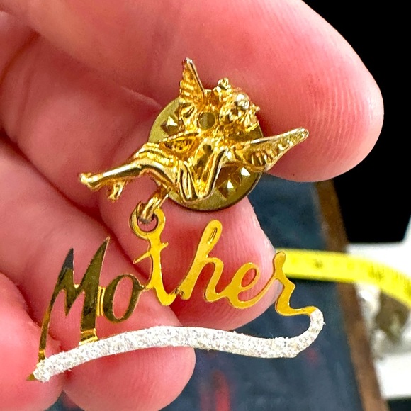 Jewelry - VINTAGE gold tone Mother pin